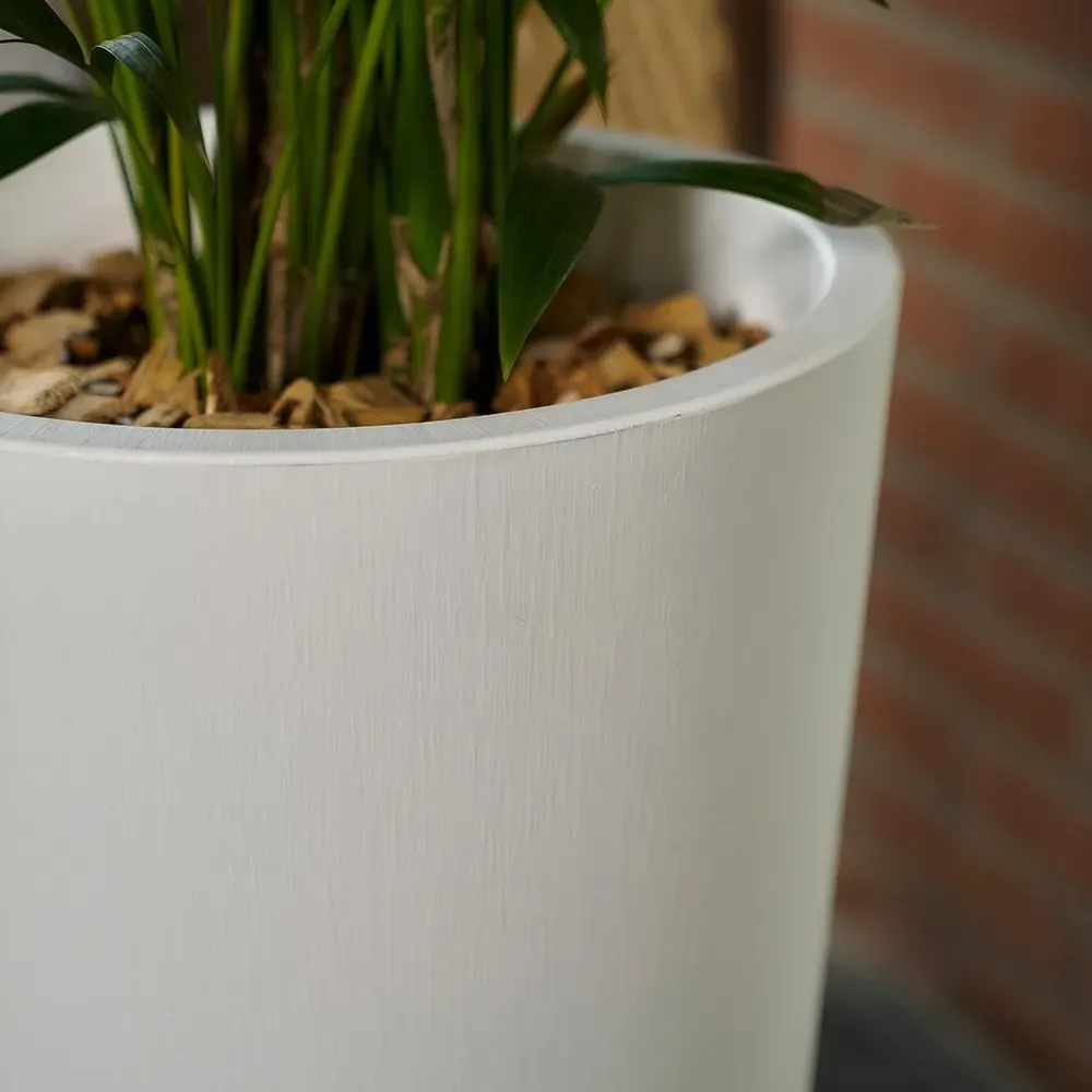 TUIT RAW Blumentopf in Sandton auf moderner Terrasse