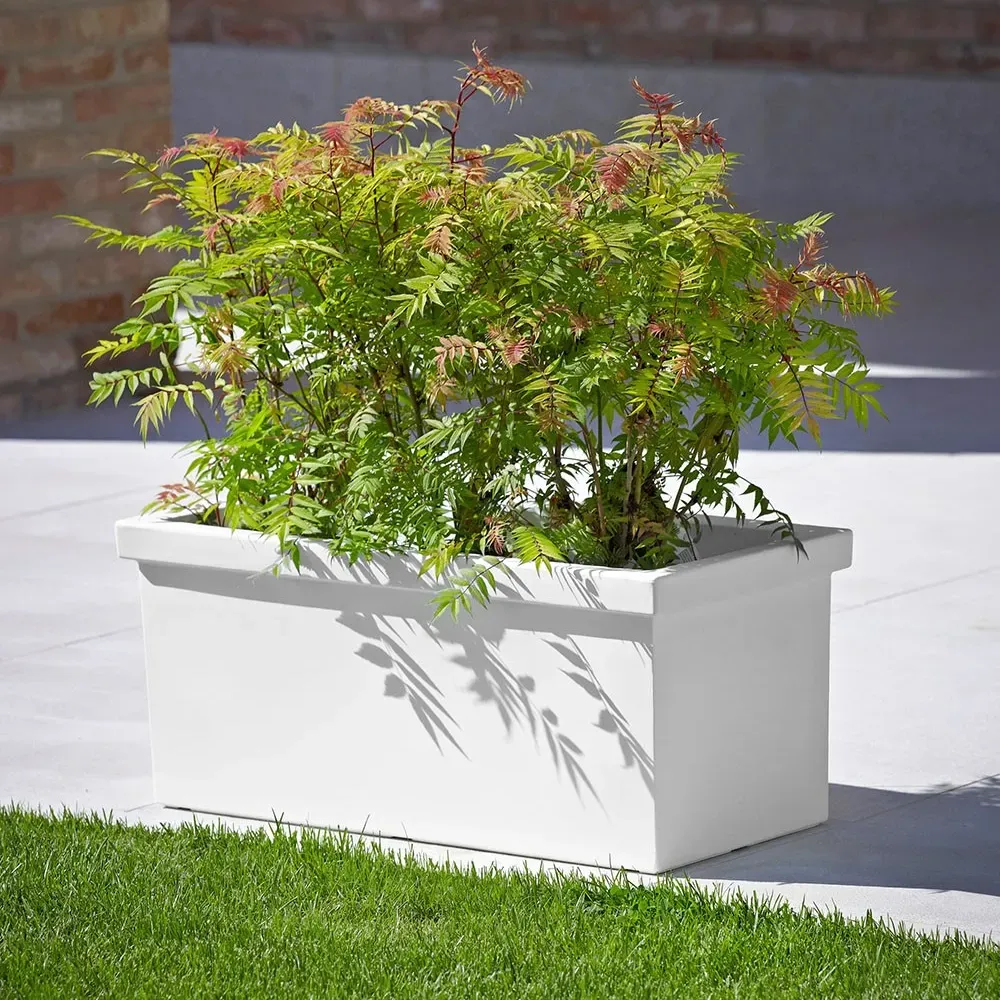 SIEPI Pflanzkasten in Weiß, auf moderner Terrasse
