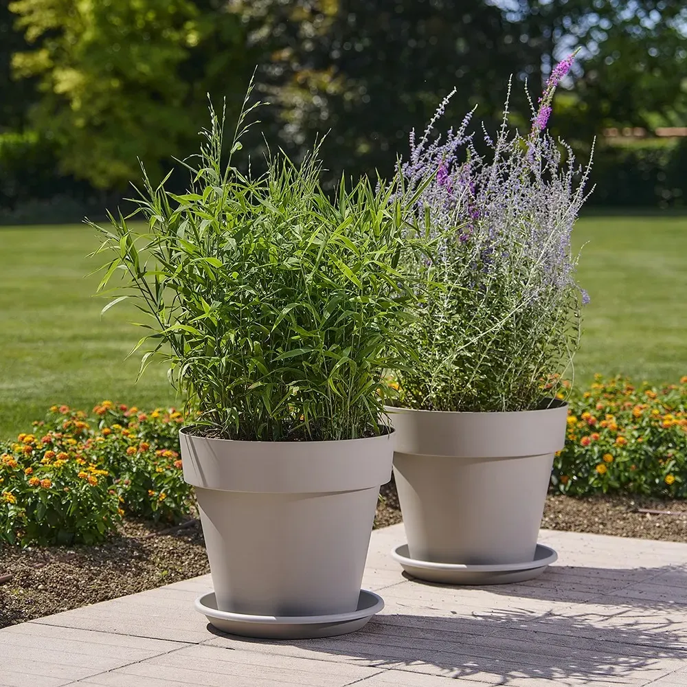 Detailansicht des MITU PAC Pflanzentopfs in der Farbe sand,mit matter Oberfläche