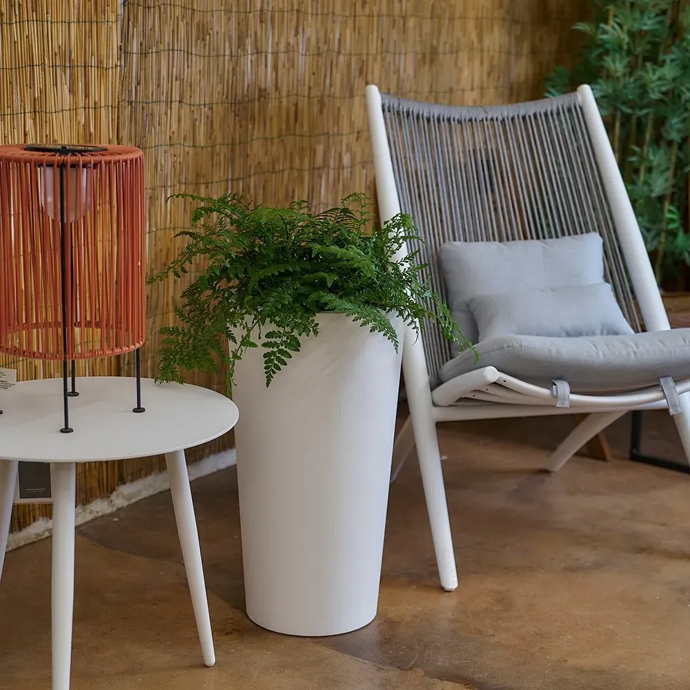 TUIT RAW Pflanzgefäß mit matter Struktur-Oberfläche im Wohnzimmer