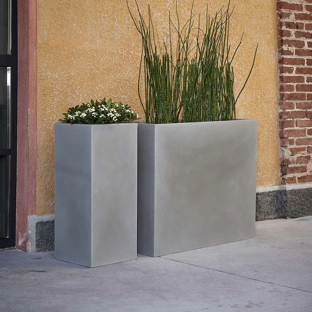 Mehrere KUBE HIGH Pflanzkästen als Dekoration im Außenbereich