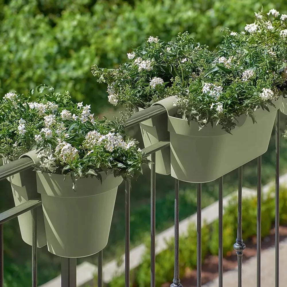 BE UP Pflanzkasten mit Wasserspeicher im Außenbereich