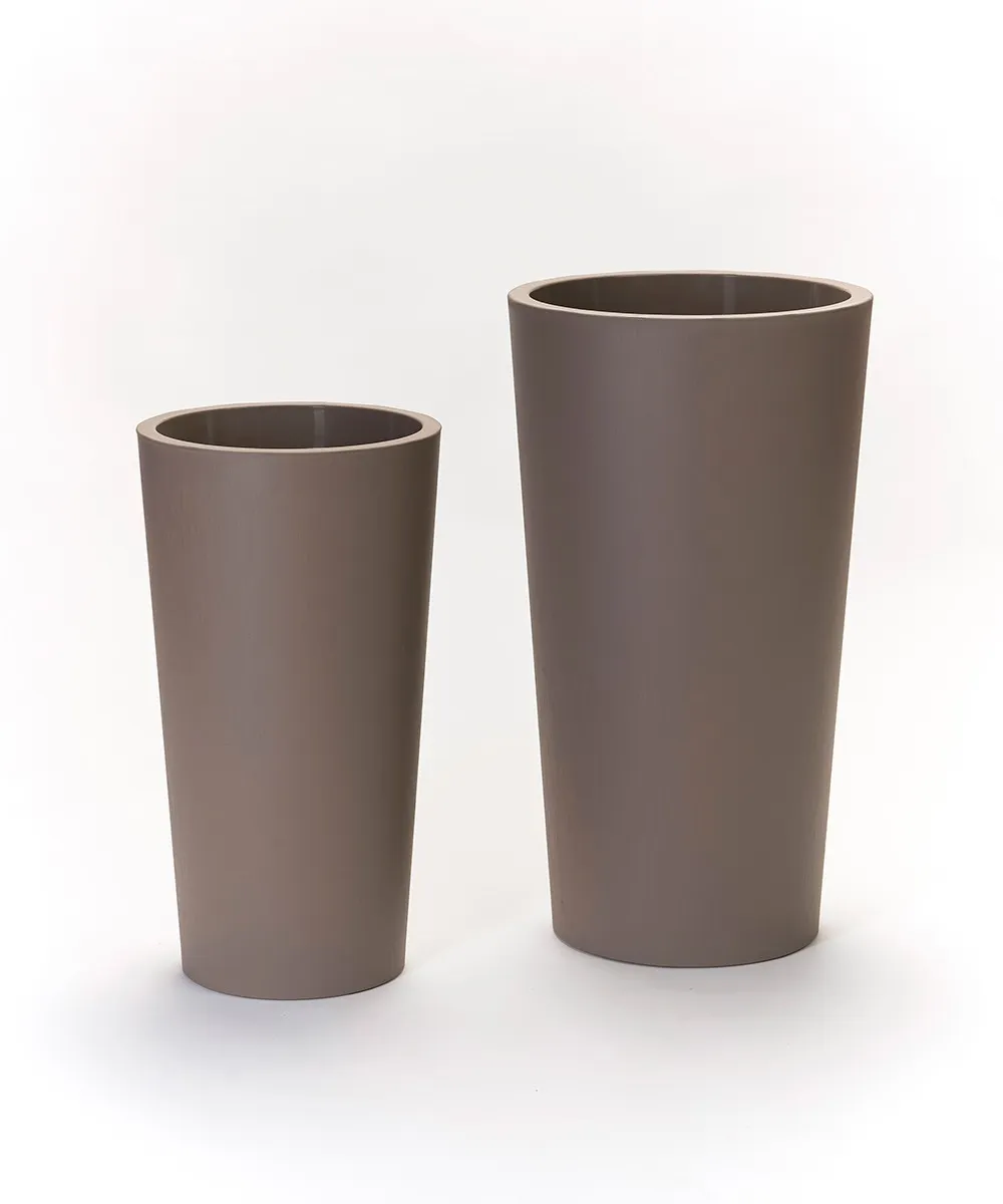 TUIT RAW Pflanzkübel mit schlanker Form