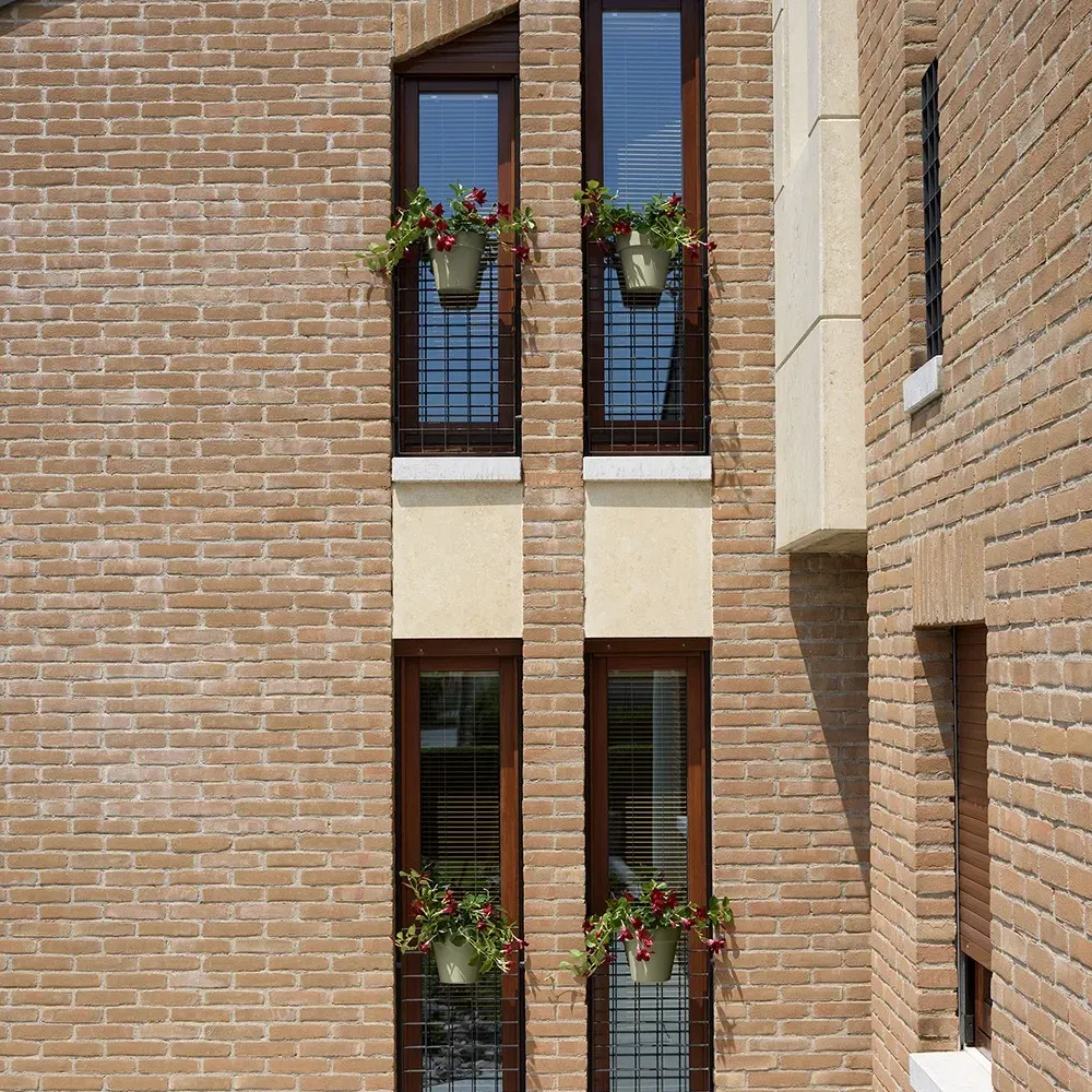 Pflanzkasten UP auf mehrerer Balkonen im Wohnhaus.