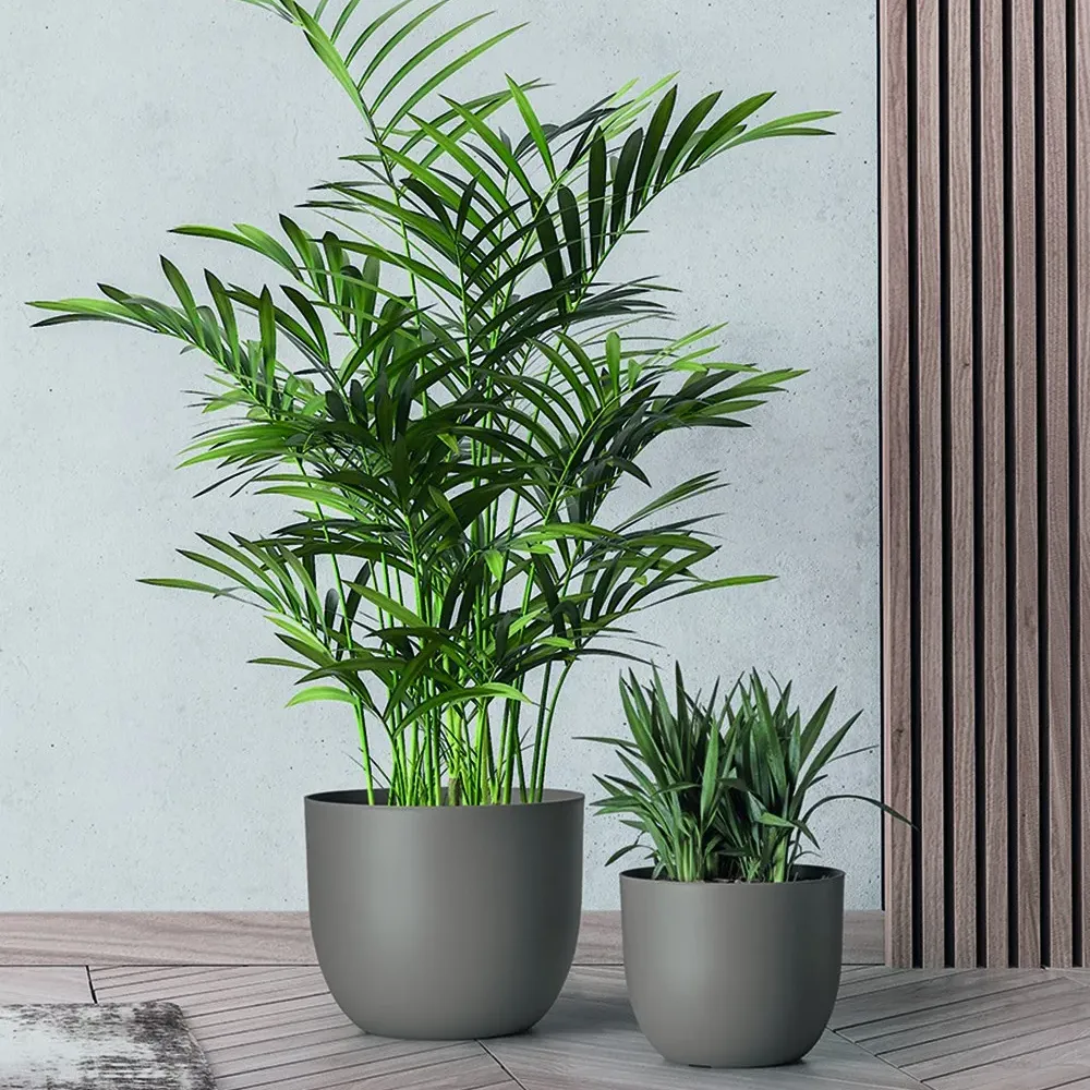 RIO ECO Blumentopf in Anthrazit mit Blühpflanzen auf Terrasse